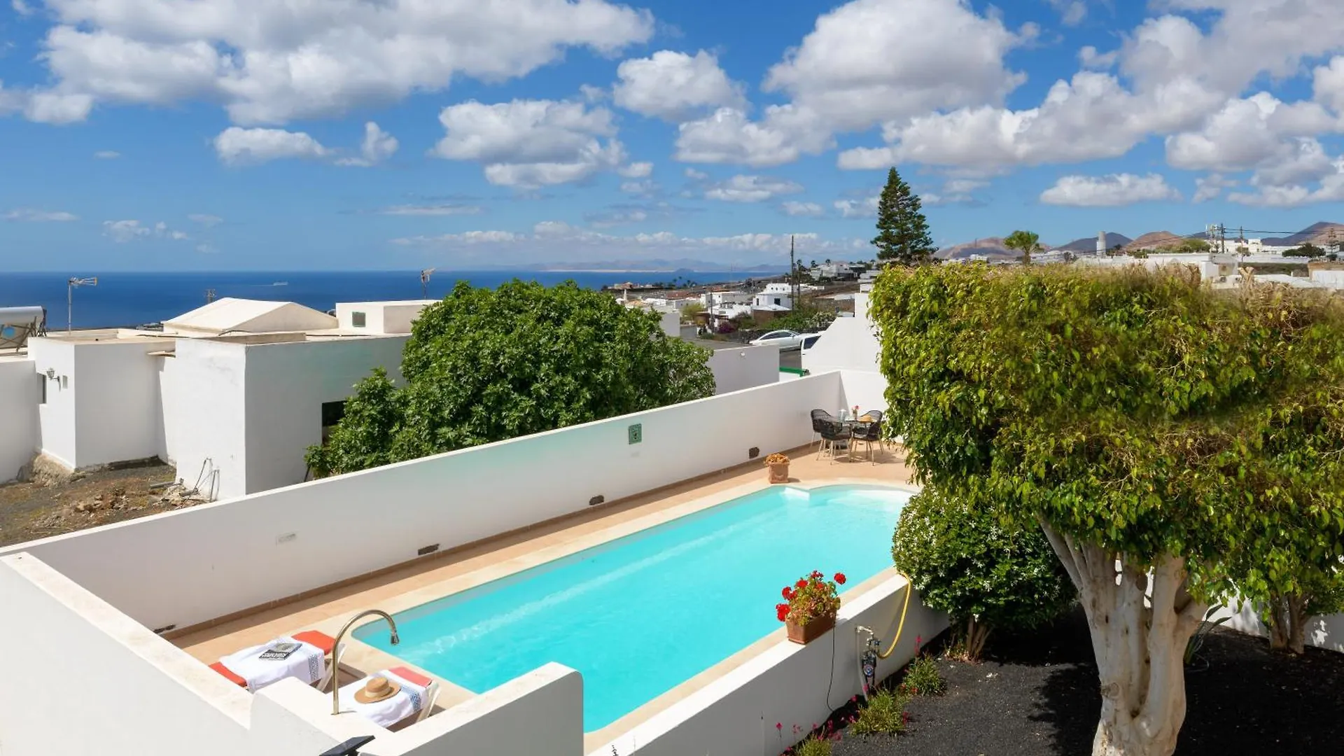 Hotel Elvira Tías Pensión
